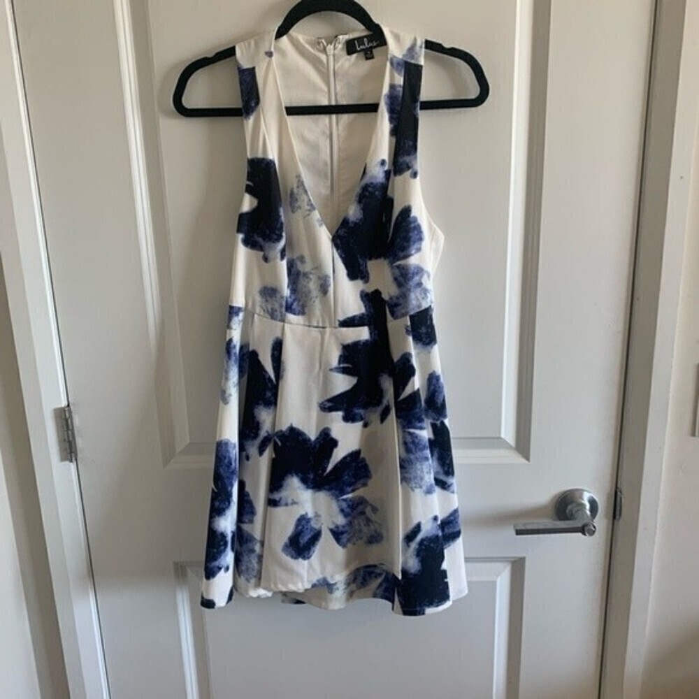 LULU’S Seeing Chic Floral V-Neck Dress Size S - Picture 2 of 14